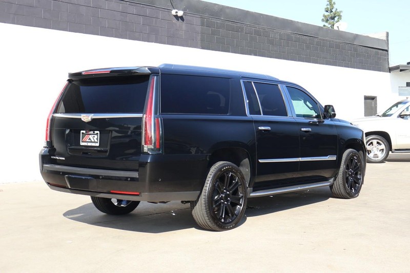 Cadillac Escalade ESV Vehicle Full-screen Gallery Image 05