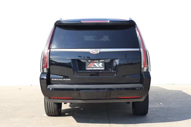Cadillac Escalade ESV Vehicle Full-screen Gallery Image 06