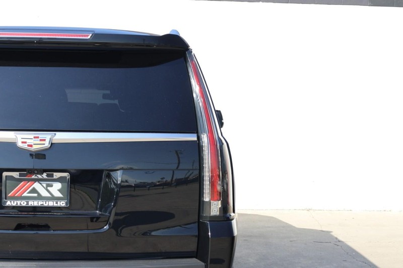Cadillac Escalade ESV Vehicle Full-screen Gallery Image 07