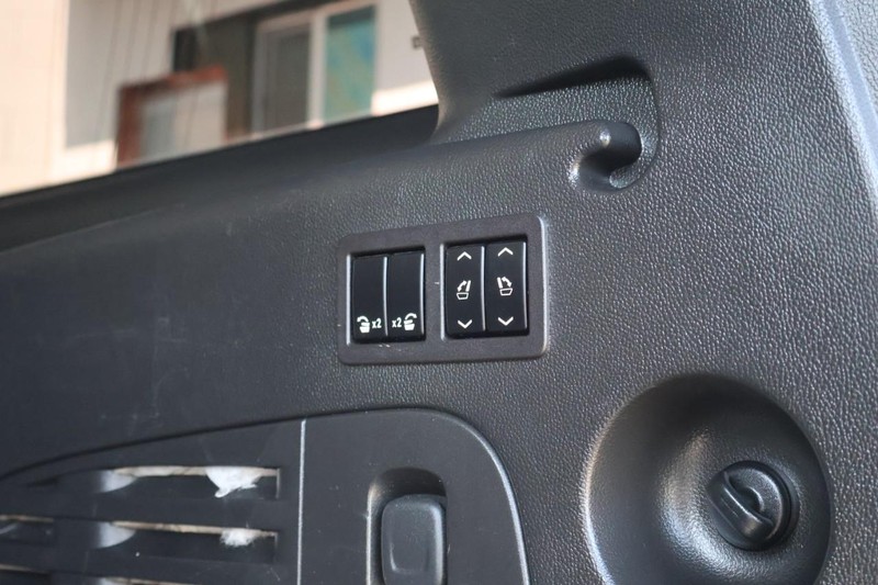 Cadillac Escalade ESV Vehicle Full-screen Gallery Image 10