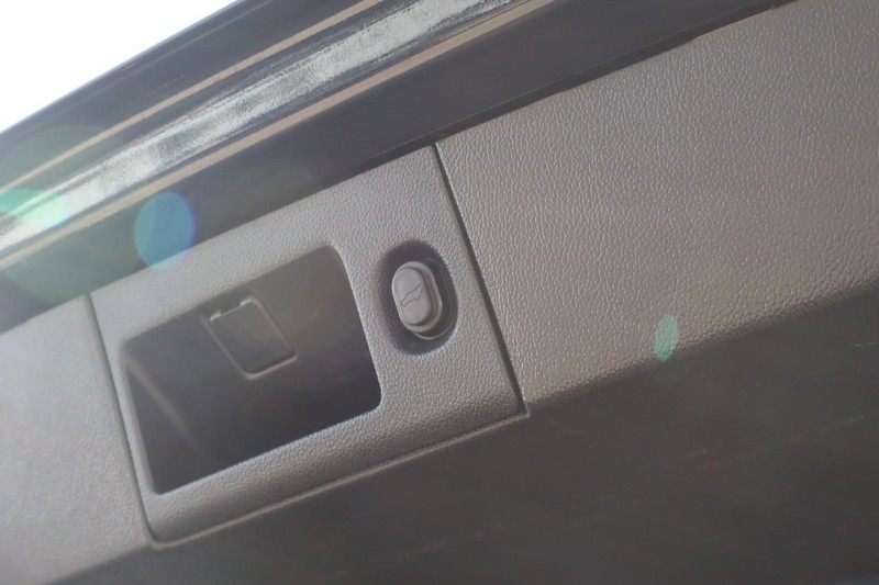 Cadillac Escalade ESV Vehicle Full-screen Gallery Image 11