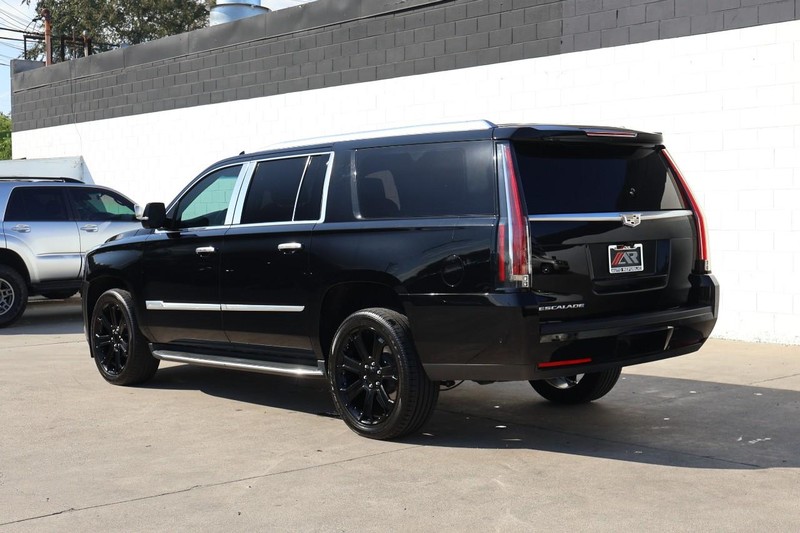 Cadillac Escalade ESV Vehicle Full-screen Gallery Image 12
