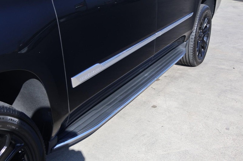 Cadillac Escalade ESV Vehicle Full-screen Gallery Image 15