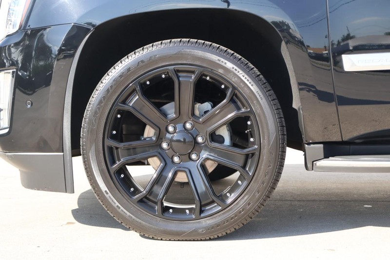 Cadillac Escalade ESV Vehicle Full-screen Gallery Image 17