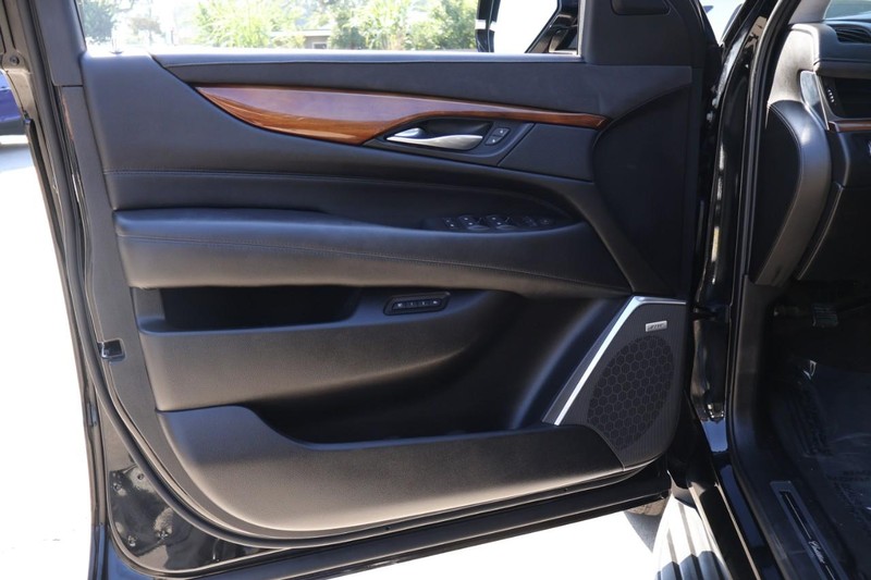 Cadillac Escalade ESV Vehicle Full-screen Gallery Image 18