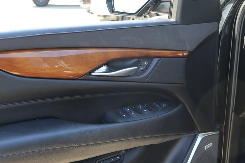 Cadillac Escalade ESV Vehicle Full-screen Gallery Image 19