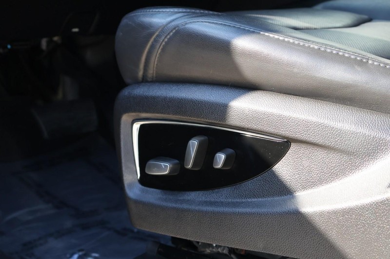 Cadillac Escalade ESV Vehicle Full-screen Gallery Image 22