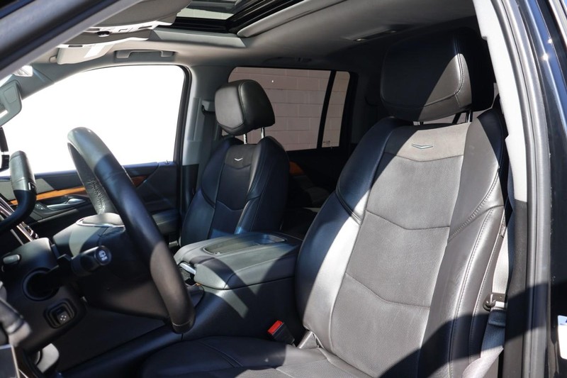 Cadillac Escalade ESV Vehicle Full-screen Gallery Image 23