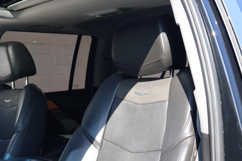 Cadillac Escalade ESV Vehicle Full-screen Gallery Image 24