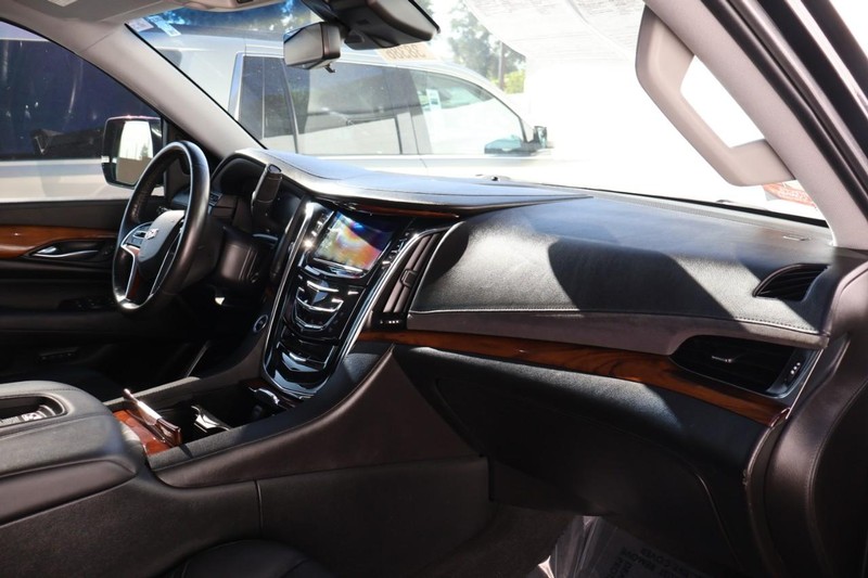 Cadillac Escalade ESV Vehicle Full-screen Gallery Image 25