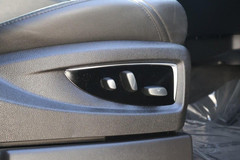 Cadillac Escalade ESV Vehicle Full-screen Gallery Image 26