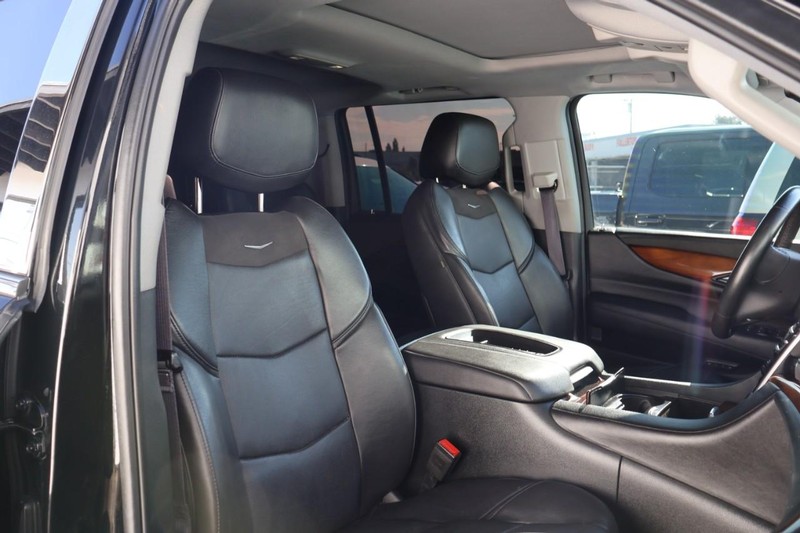 Cadillac Escalade ESV Vehicle Full-screen Gallery Image 27