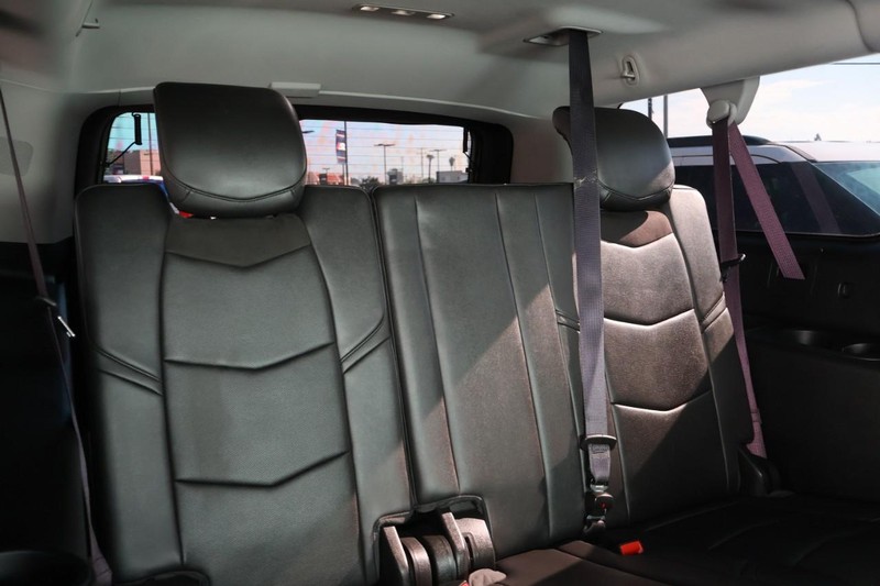 Cadillac Escalade ESV Vehicle Full-screen Gallery Image 29