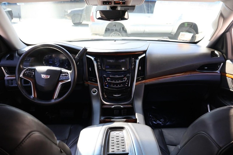 Cadillac Escalade ESV Vehicle Full-screen Gallery Image 30