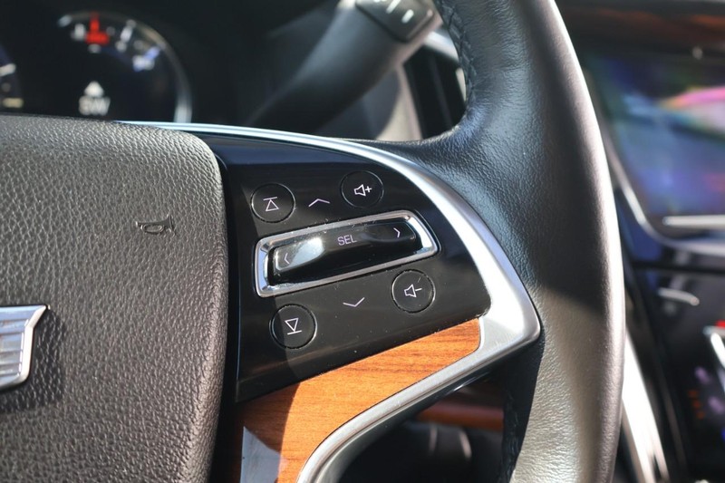 Cadillac Escalade ESV Vehicle Full-screen Gallery Image 35