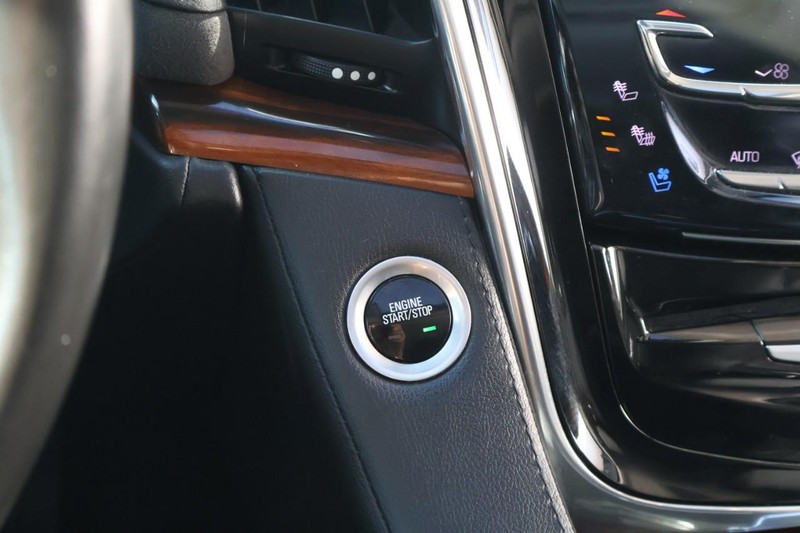 Cadillac Escalade ESV Vehicle Full-screen Gallery Image 36