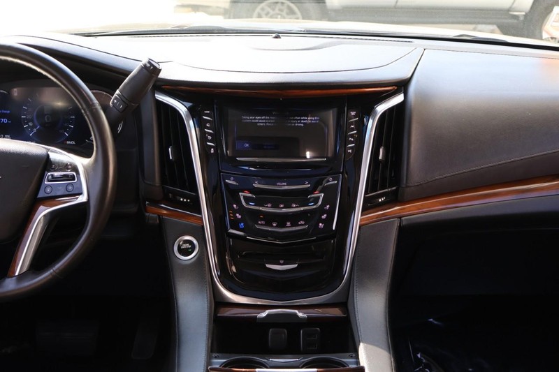 Cadillac Escalade ESV Vehicle Full-screen Gallery Image 37