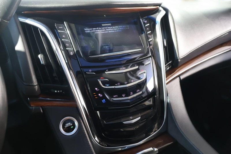 Cadillac Escalade ESV Vehicle Full-screen Gallery Image 38