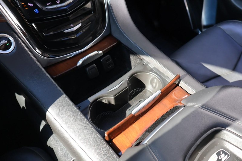 Cadillac Escalade ESV Vehicle Full-screen Gallery Image 41