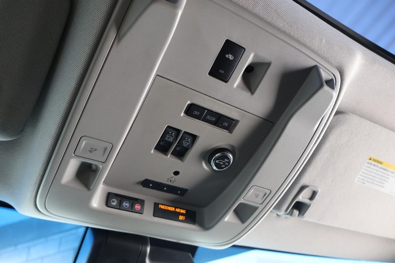 Cadillac Escalade ESV Vehicle Full-screen Gallery Image 42