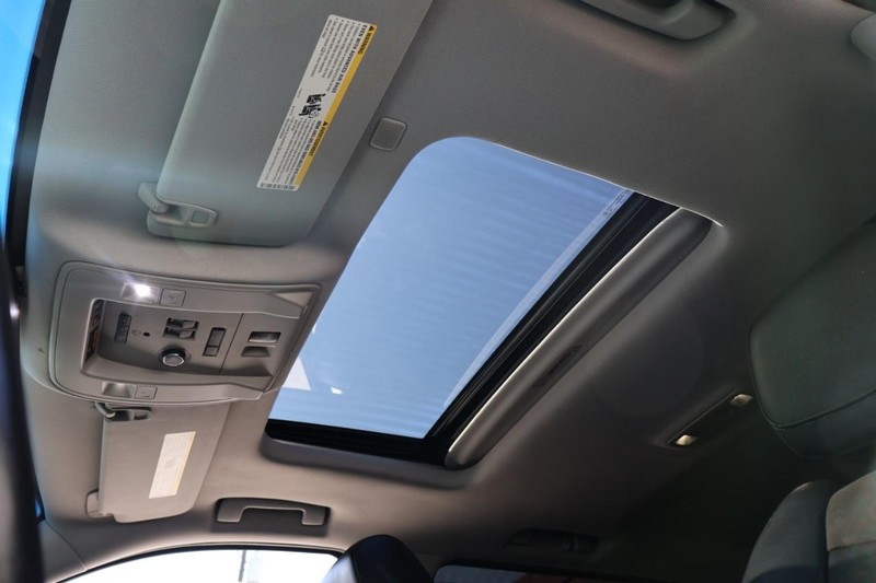 Cadillac Escalade ESV Vehicle Full-screen Gallery Image 43