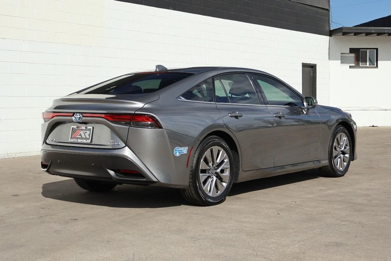 Toyota Mirai Vehicle Full-screen Gallery Image 05