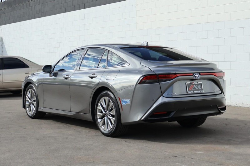 Toyota Mirai Vehicle Full-screen Gallery Image 10