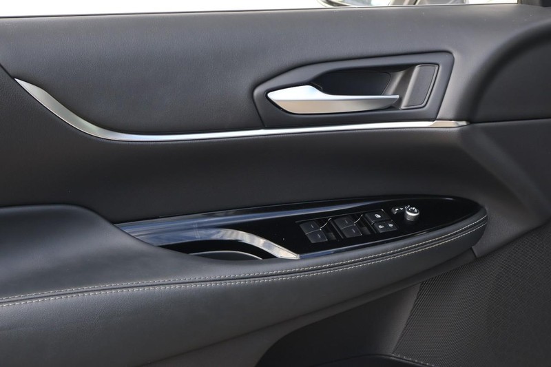 Toyota Mirai Vehicle Full-screen Gallery Image 16