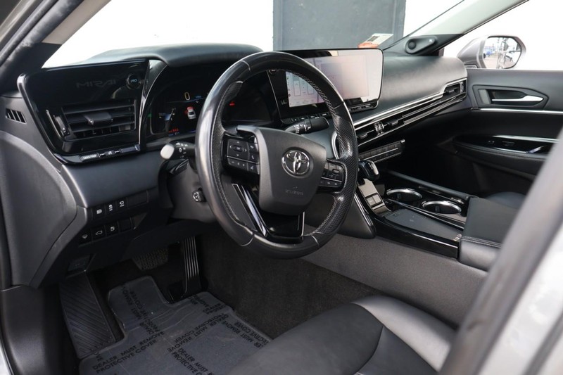 Toyota Mirai Vehicle Full-screen Gallery Image 17
