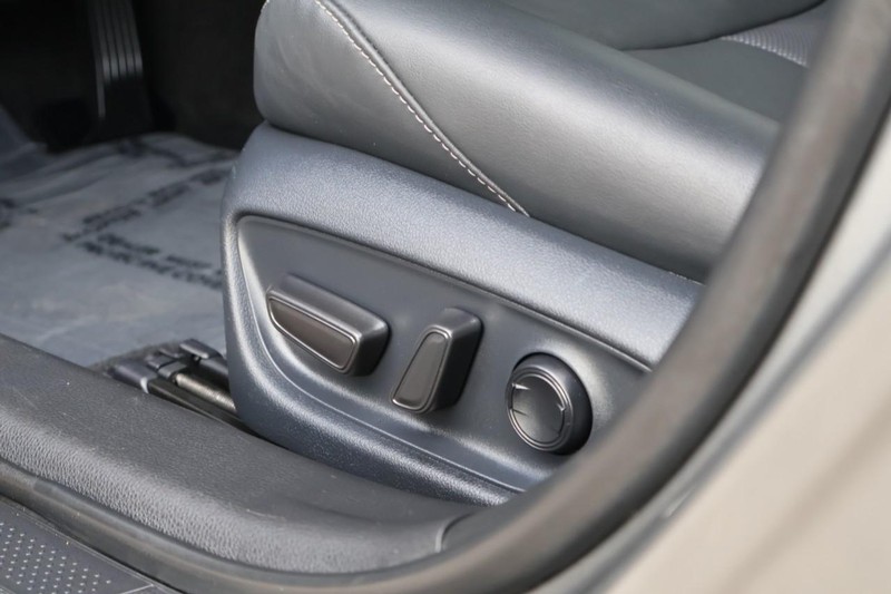 Toyota Mirai Vehicle Full-screen Gallery Image 19