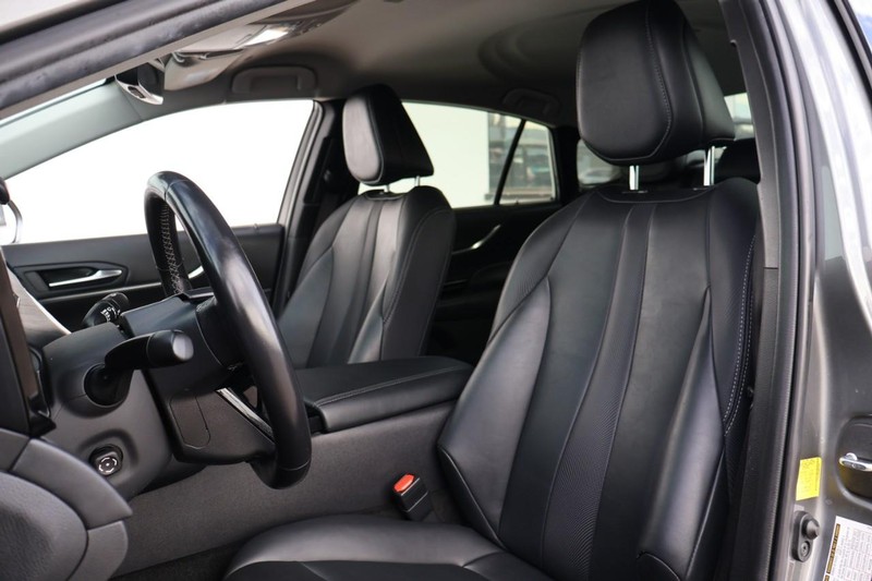 Toyota Mirai Vehicle Full-screen Gallery Image 20