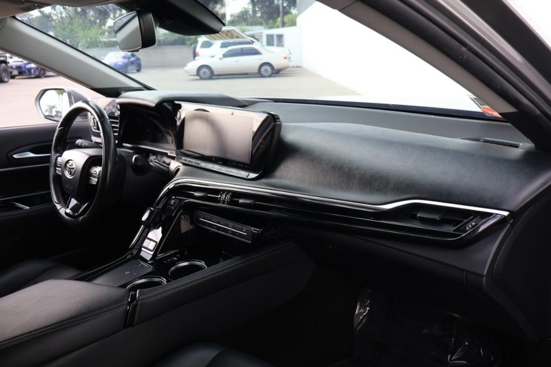 Toyota Mirai Vehicle Full-screen Gallery Image 22