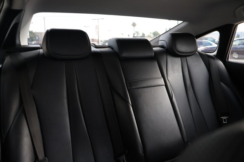 Toyota Mirai Vehicle Full-screen Gallery Image 25