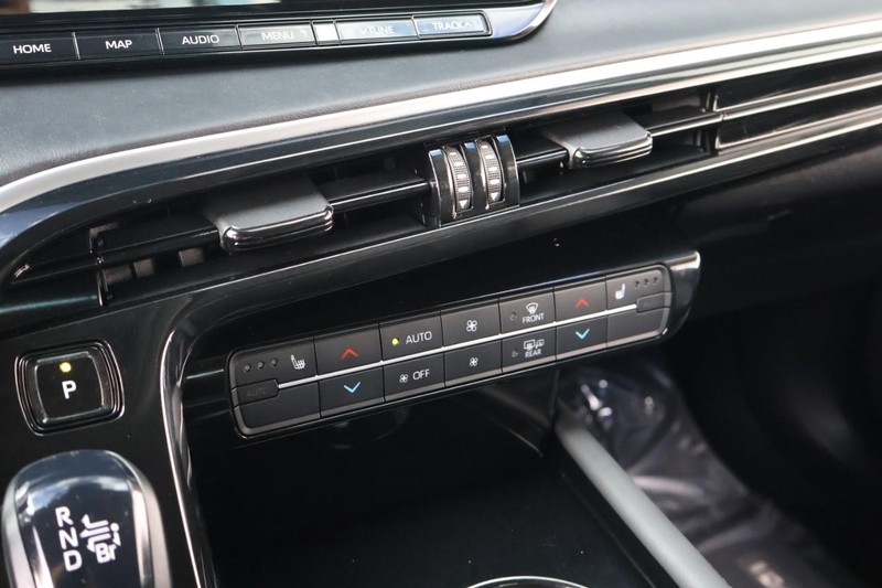 Toyota Mirai Vehicle Full-screen Gallery Image 36