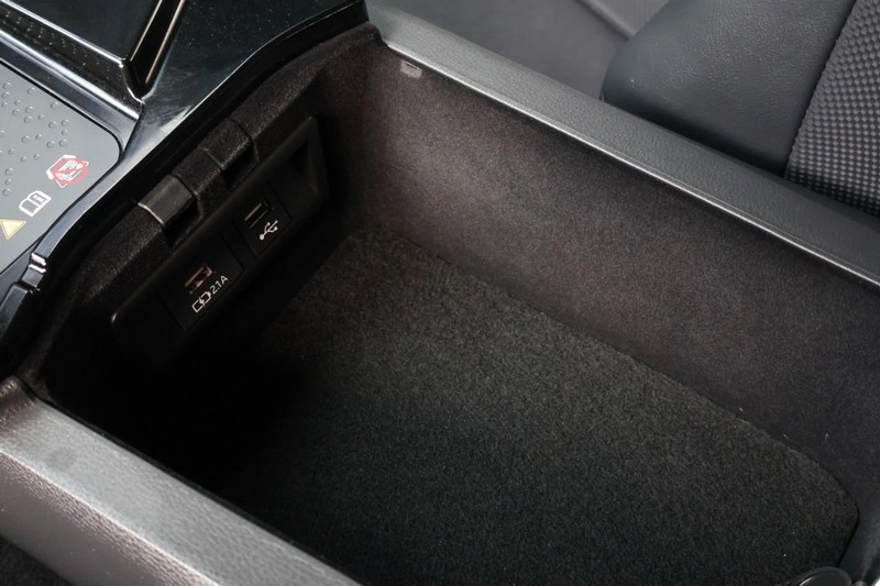 Toyota Mirai Vehicle Full-screen Gallery Image 39