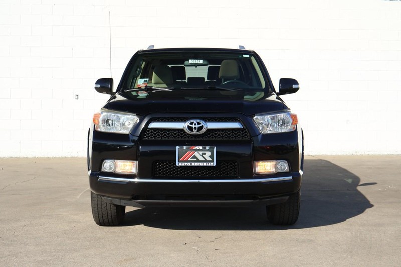 Toyota 4Runner Vehicle Full-screen Gallery Image 02