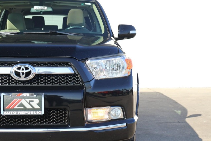 Toyota 4Runner Vehicle Full-screen Gallery Image 03