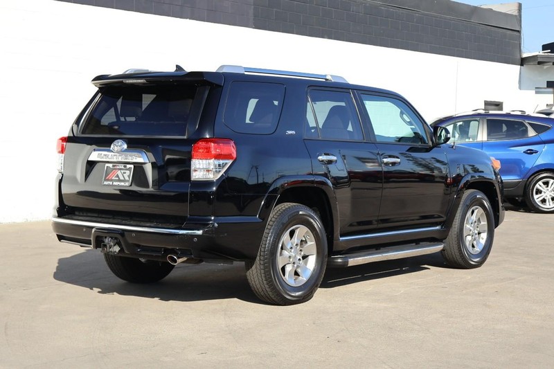 Toyota 4Runner Vehicle Full-screen Gallery Image 05