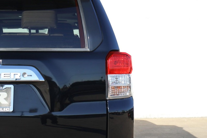 Toyota 4Runner Vehicle Full-screen Gallery Image 07