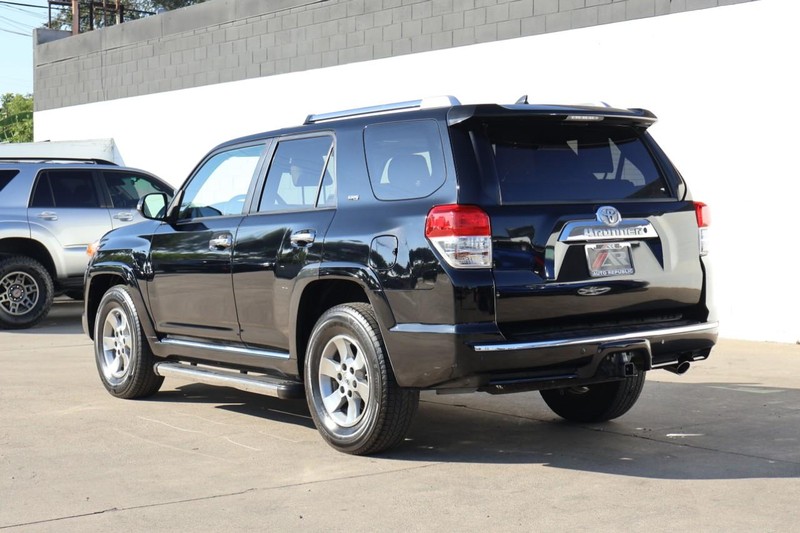 Toyota 4Runner Vehicle Full-screen Gallery Image 09