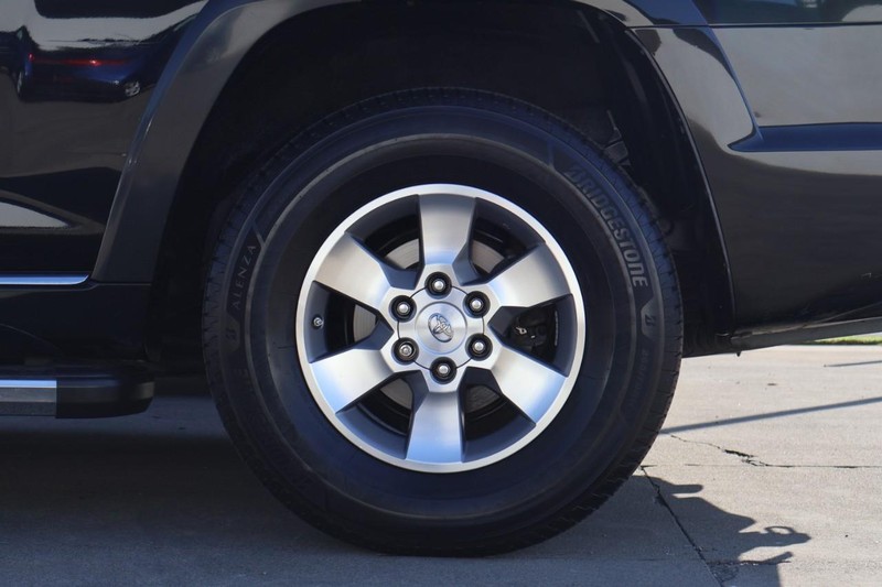 Toyota 4Runner Vehicle Full-screen Gallery Image 14