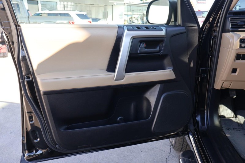 Toyota 4Runner Vehicle Full-screen Gallery Image 15