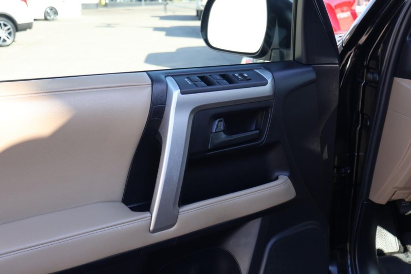 Toyota 4Runner Vehicle Full-screen Gallery Image 16