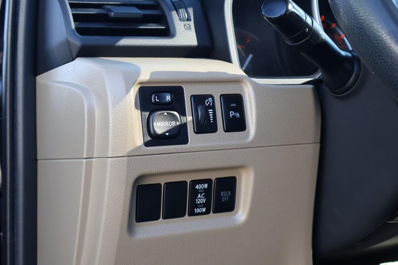 Toyota 4Runner Vehicle Full-screen Gallery Image 18