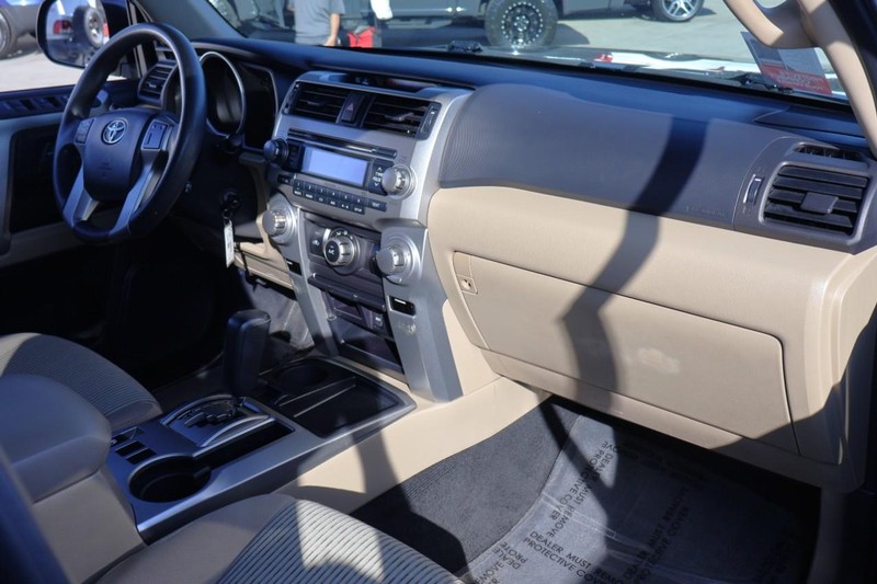 Toyota 4Runner Vehicle Full-screen Gallery Image 22