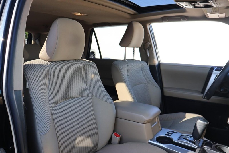 Toyota 4Runner Vehicle Full-screen Gallery Image 24