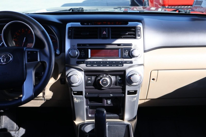 Toyota 4Runner Vehicle Full-screen Gallery Image 32