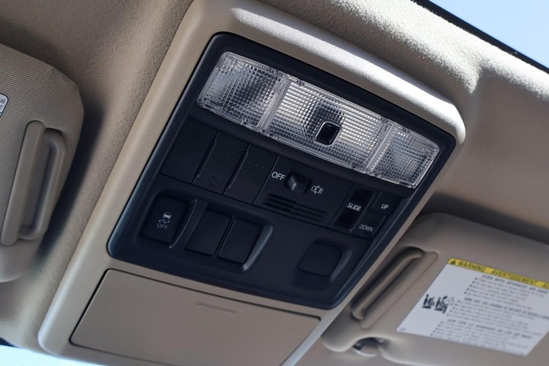 Toyota 4Runner Vehicle Full-screen Gallery Image 37