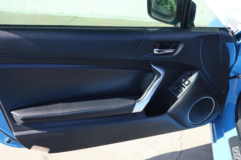 Subaru BRZ Vehicle Full-screen Gallery Image 16