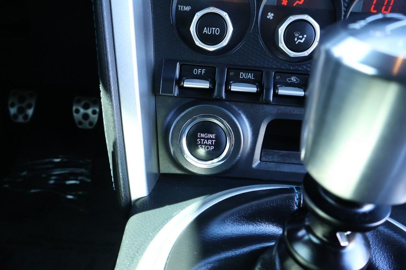 Subaru BRZ Vehicle Full-screen Gallery Image 31